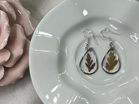 Kolczyki wiszące z żywicy epoksydowej / kropla z liściem/